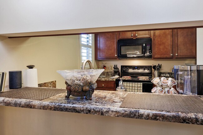 Building Photo - Furnished or Unfurnished Top Floor Condo