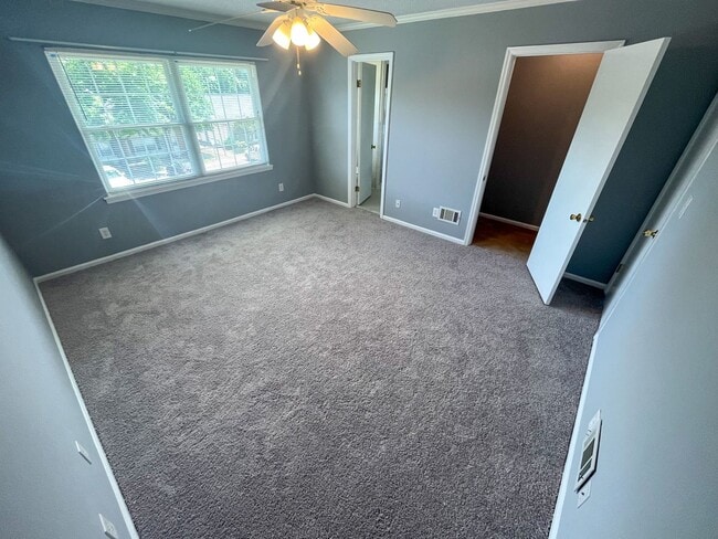 Building Photo - Adorable 2 bedroom, 2 1/2 bathroom townhom...