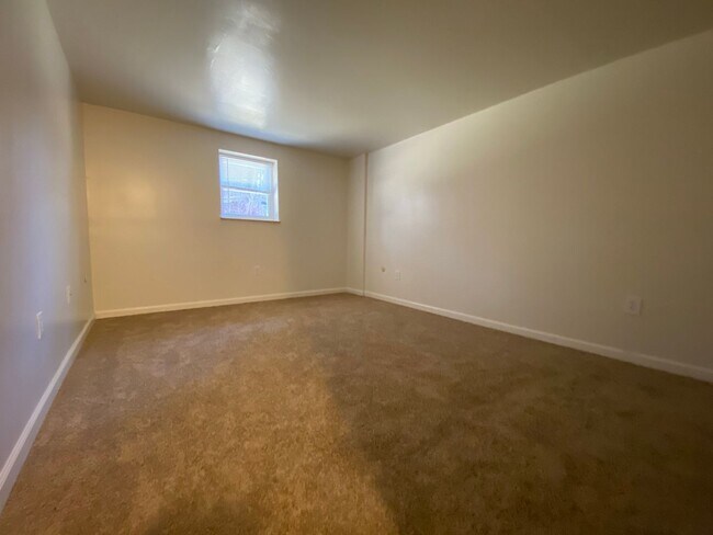 Building Photo - Fantastic North Hills 1 BR! Equipped Kitchen Including Dishwasher! Call TODAY!