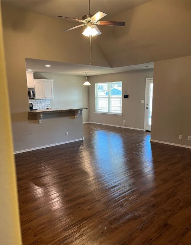 Building Photo - 3 Bed | 2 Bath in Broken Arrow!