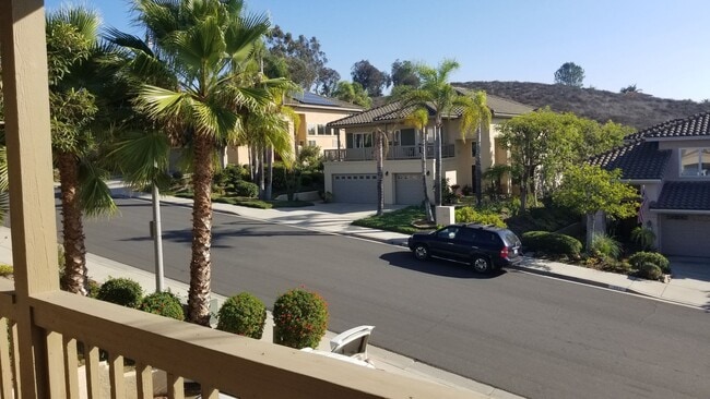 Building Photo - Fantastic and large home with forever view...