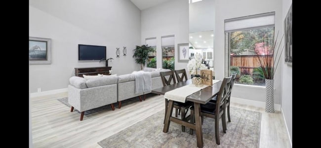 Building Photo - Spacious and beautiful 3 bedroom 2 bath ho...