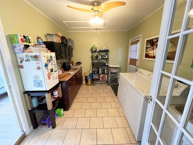 Building Photo - Fall in love with this 4 bedroom/ 2 bathroom single family home!