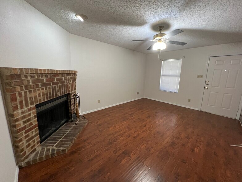 Livingroom - 626 WOLFTRAP DR.
