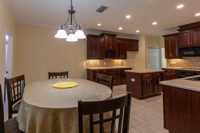 Building Photo - BEAUTIFUL 5 Bedroom/4 Bath Home Located in...