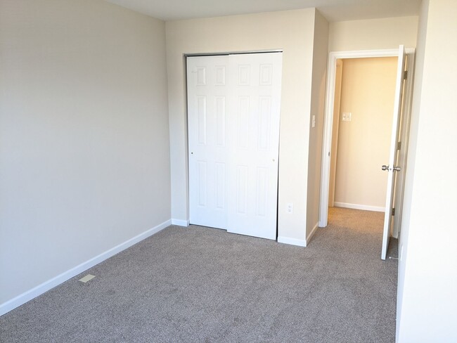 Building Photo - Recently renovated townhome in Ballenger C...