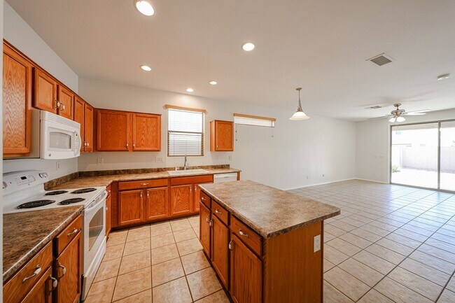 Building Photo - Charming 4 Bed 2 bath 2 Car Garage Home in...