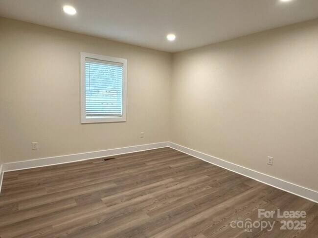 Building Photo - 19612 Oak St