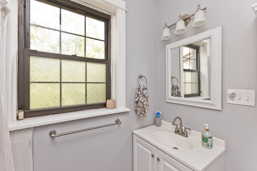 Building Photo - 3253 N Kenmore Ave