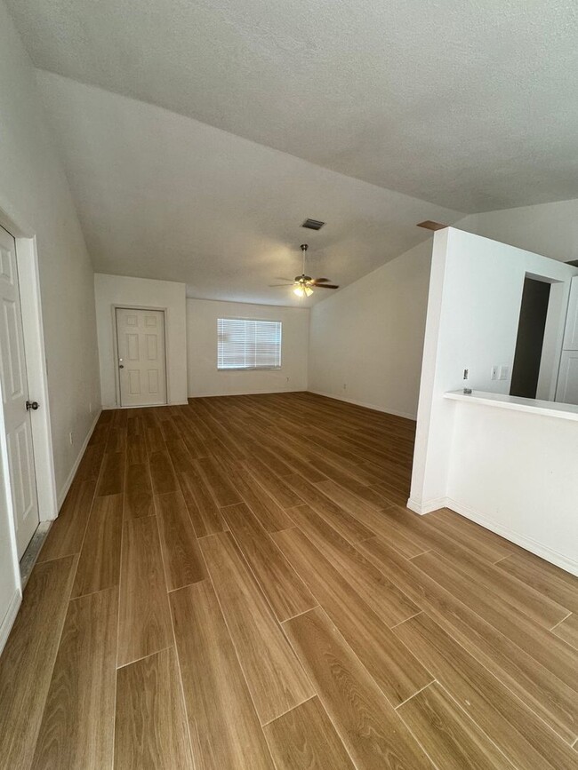 Building Photo - Charming 3/2 Home with open floor plan.