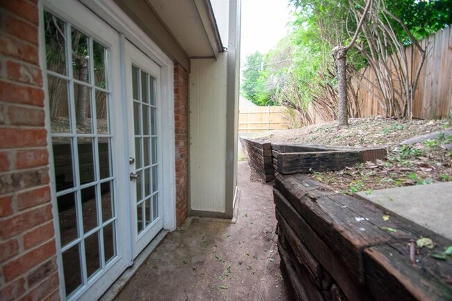 Building Photo - 2107 Mistletoe Ave