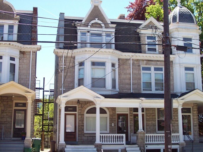 Primary Photo - 842 Columbia Ave