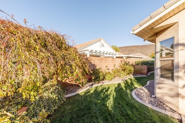 Building Photo - Shadow Mountain 3-Bedroom, 2-Bathroom Home...