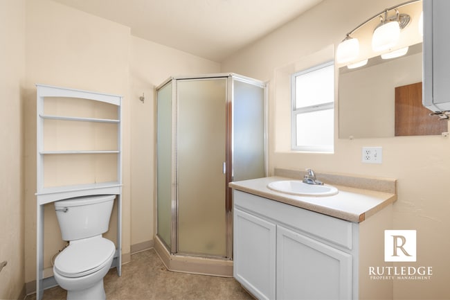 Building Photo - 3 Bedroom House in Central Point!