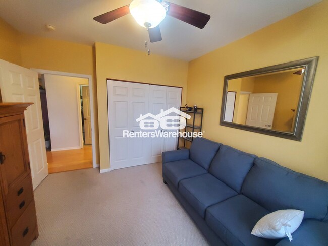 Building Photo - 3872 S Lake Dr