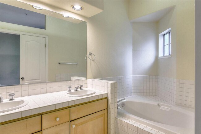 Building Photo - 990 Alpine Terrace