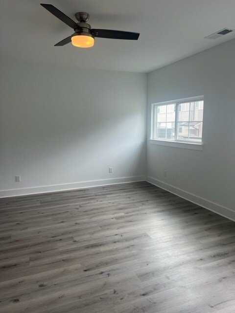 Building Photo - Stunning 3BR/3.5BA with 2+ car attached ga...
