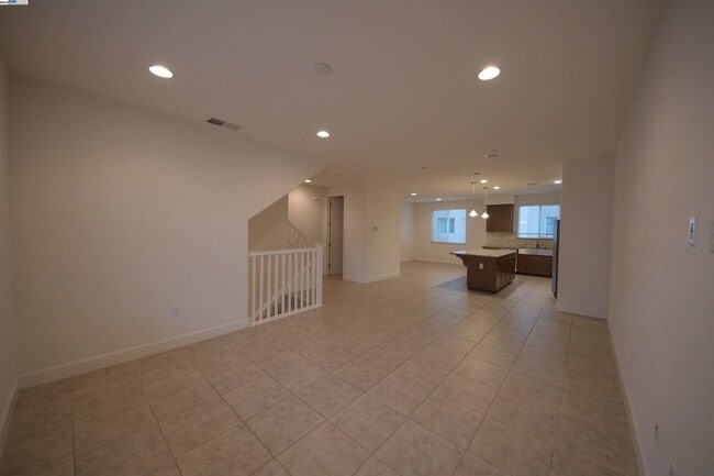 Building Photo - 5530 Esprit Way