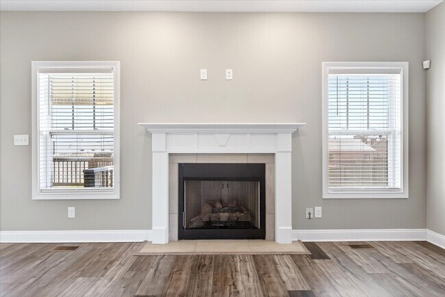 Building Photo - Pet Friendly Four Bedroom with Bonus!