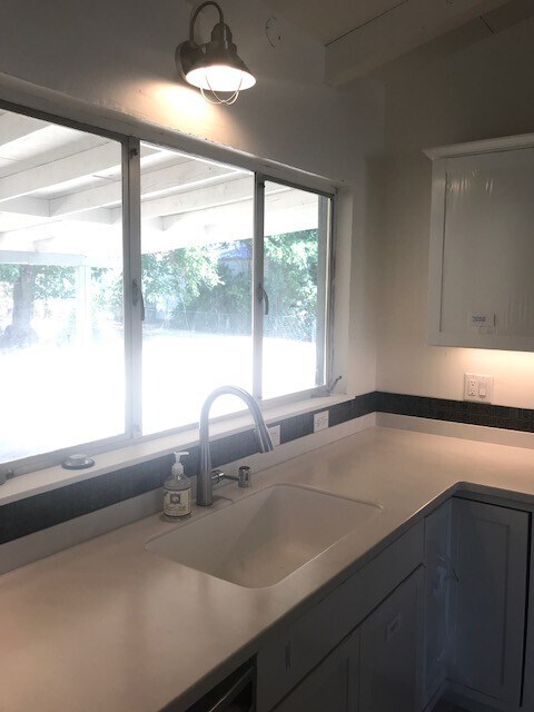 Building Photo - Newly Renovated Home! Charming Neighborhoo...