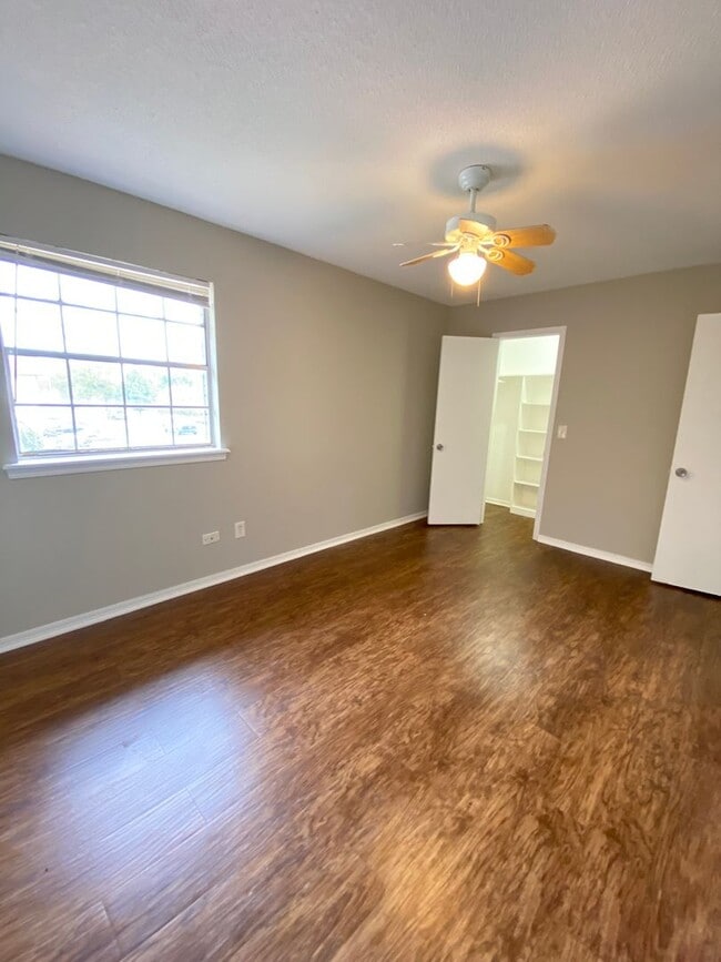 Building Photo - 2 Bedroom 1.5 Bath Apt at the Monterey Square Apts NW OKC