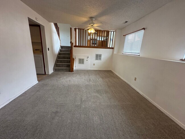 Building Photo - 3 Bed 2 Bath Home Minutes From Fort Carson...