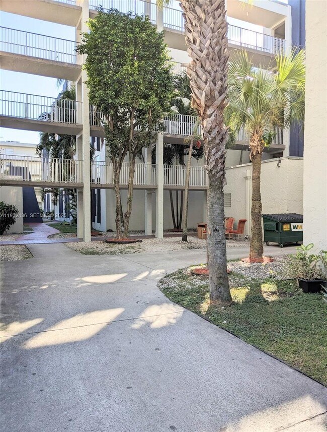 Building Photo - 10000 NW 80th Ct