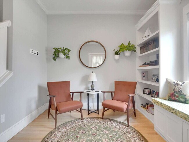 Building Photo - Spacious 4-Bed Gem with 3.5 Baths next to Minnehaha Creek