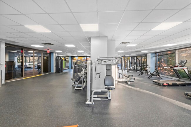 Building Photo - 4343 N Clarendon Ave