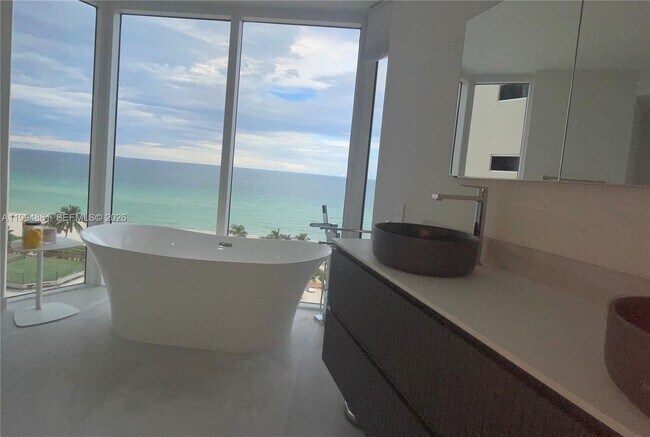 Building Photo - 17555 Collins Ave