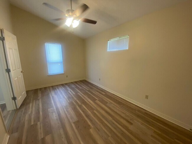 Building Photo - Cozy & Economical Unit in The Cove w/Water...