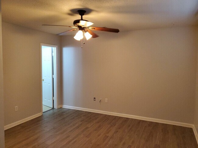 Building Photo - **Newly remodeled kitchen **  2 bedroom, 2bath Isle of Hope home with fenced in backyard and scre...