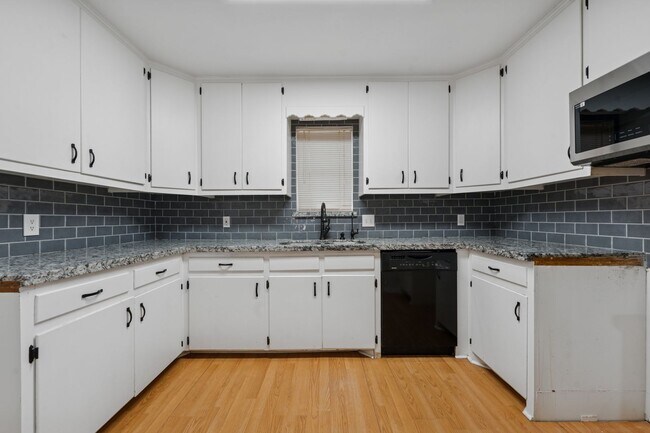 Building Photo - Modern Comfort, Warm Vibes Mission Gem