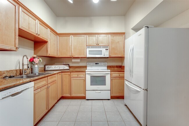 Building Photo - 2255 Braeswood Park Dr