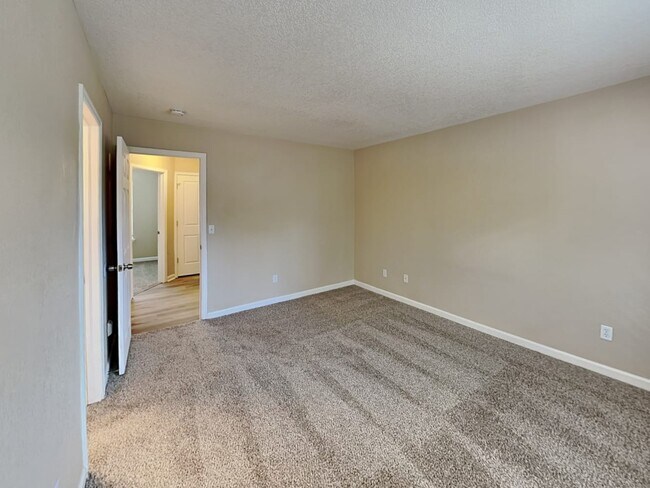 Building Photo - 957 W Briarwood Ave