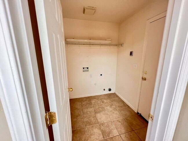 Building Photo - $2,295 Fowler & Ashlan, 4 bedroom - E Hamp...