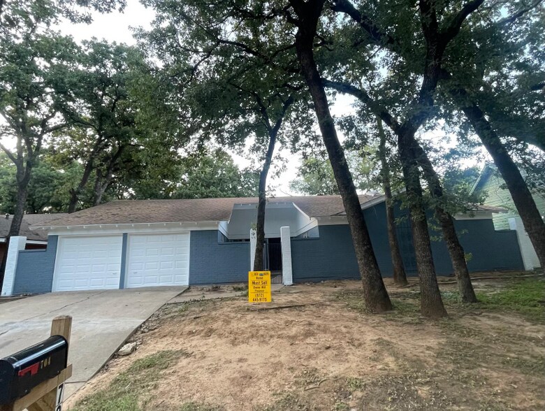 Building Photo - 704 W Pleasantview Dr