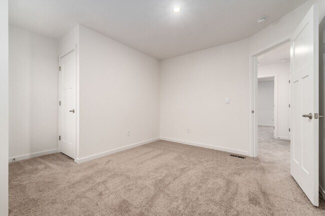 Building Photo - 120 Red Willow Dr