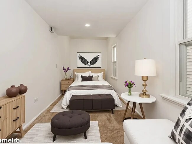 Building Photo - 2102 W Roscoe St