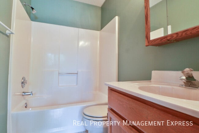 Building Photo - Lovely 2 Bedroom 2.5 Bathroom Townhome