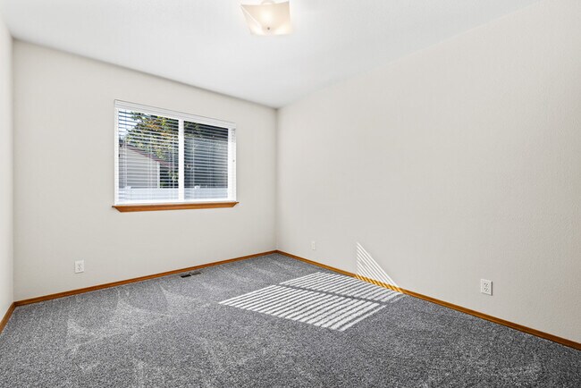 Building Photo - 5415 N Noble Fir Ave