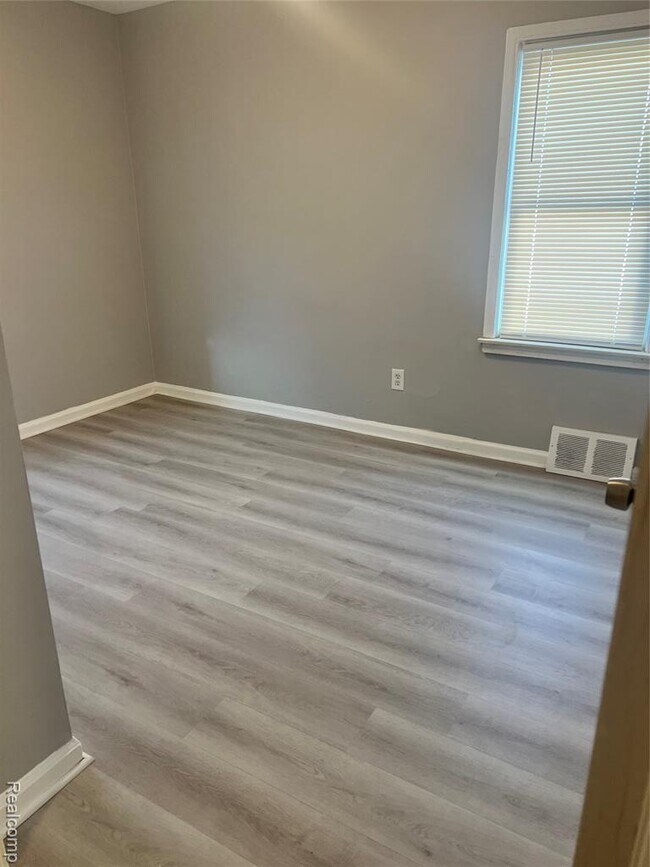 Building Photo - 18558 Woodland St