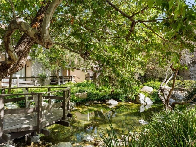 Building Photo - Spacious 3Beds+2.5Baths Townhouse With A B...