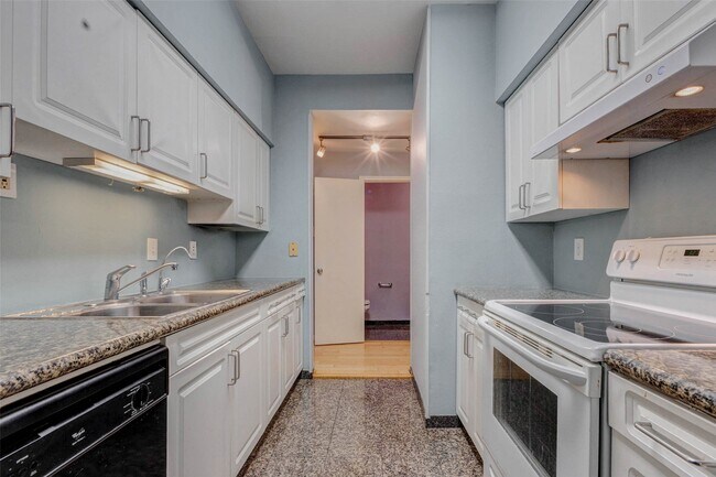 Building Photo - 3800 Tanglewilde St