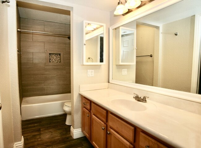 Building Photo - Available Now 2Br 1 Ba Condo with 1c garage