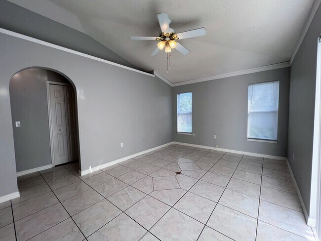 Building Photo - PRICE REDUCED FOR A QUICK MOVE IN!!  Spaci...
