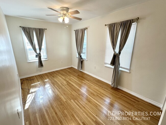 Building Photo - 1Bed 1Bath with In Unit Washer/Dryer and B...