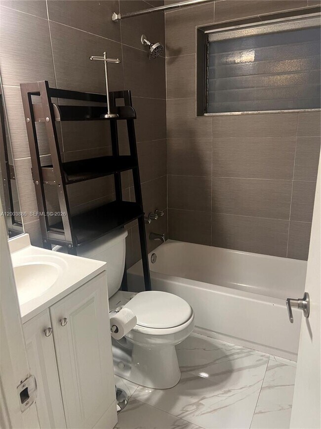 Building Photo - 1611 West Ave