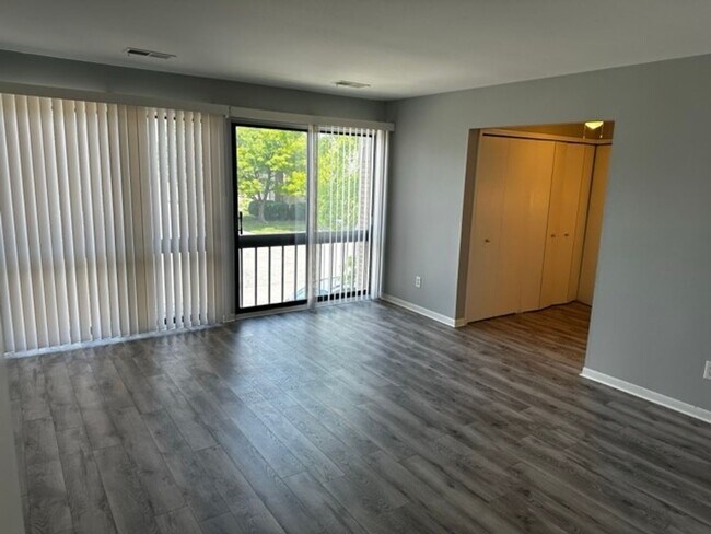 Building Photo - 3 Bedroom Condo in Southfield