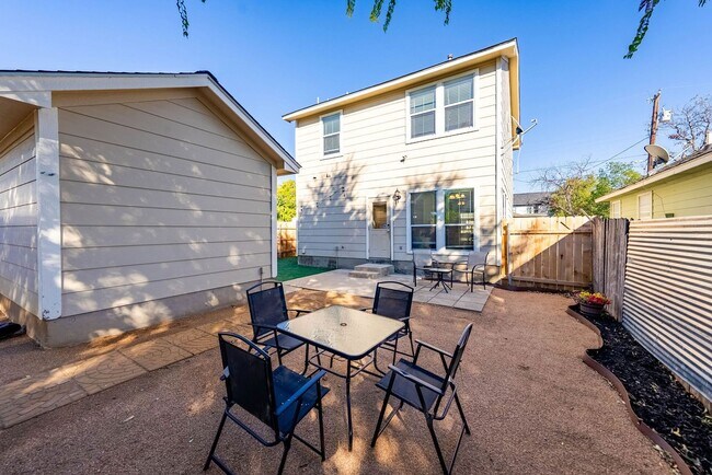 Building Photo - Downtown Home within Minutes from the Riverwalk & Alamodome ~ Large Corner Lot!